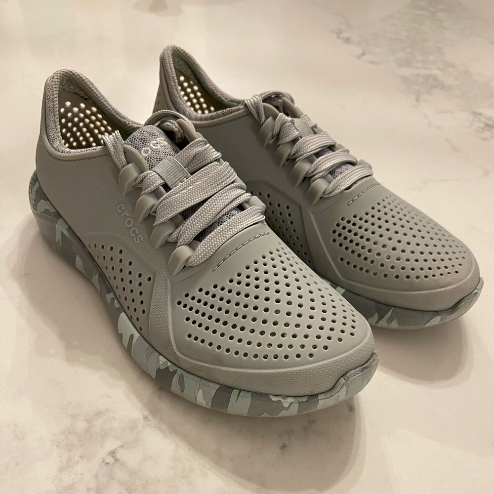 CROC Tennis Shoes | Big KIDS Size 6 | GREY CAMO
